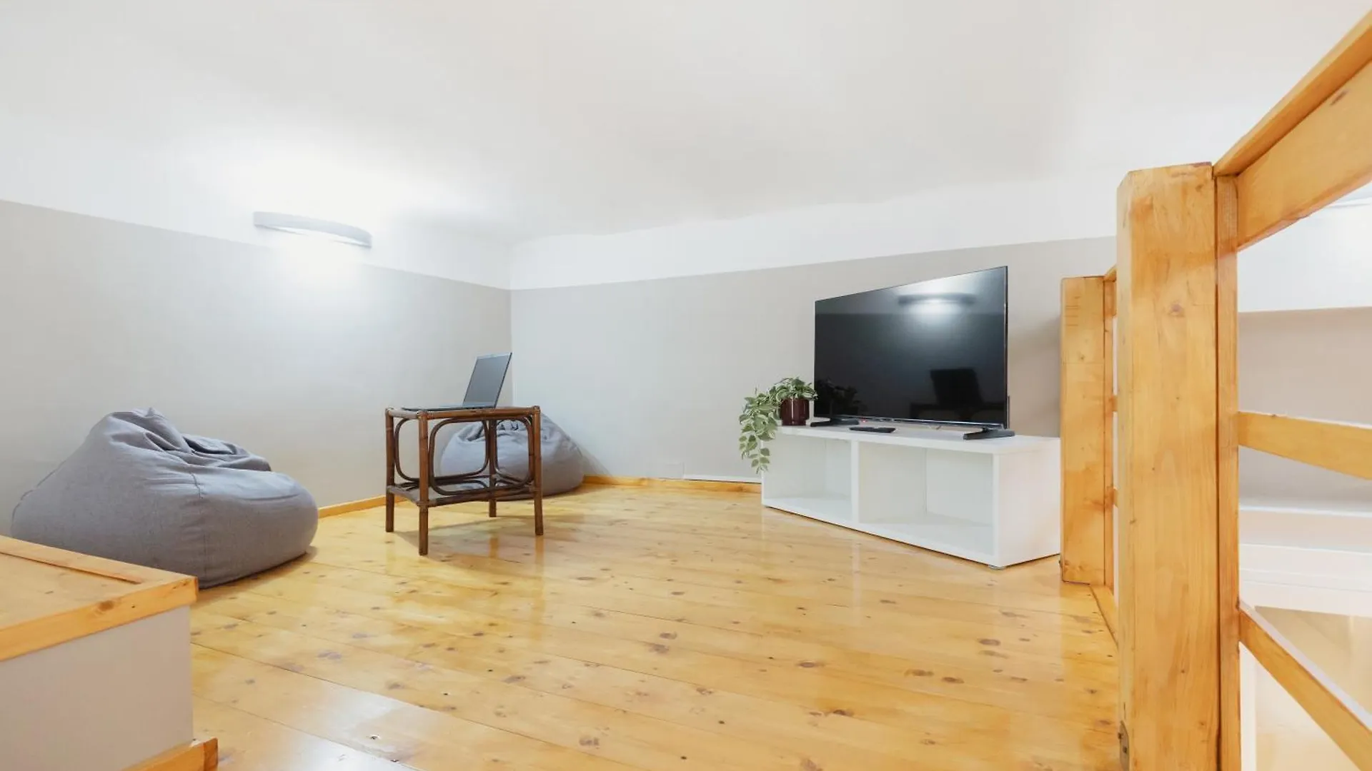 Gohost - Bright, Quiet And Cozy Loft Apartman Rozzano